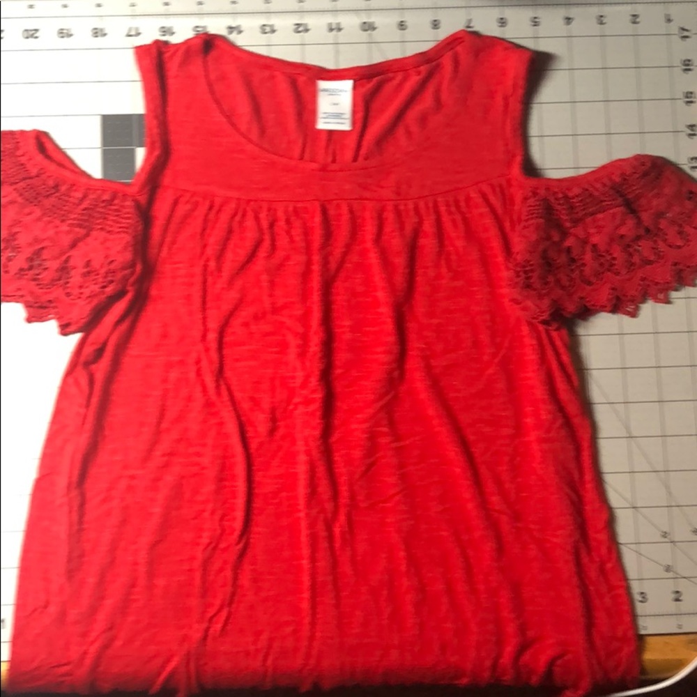 Arizona Jean Co. red, lace cold shoulder tee.